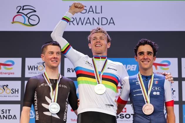 2025 UCI Road World Championships Picture by Alex Whitehead SWpix.com - 22 09 2025 - Cycling - 2025 UCI Road World Championships - BK Arena to Kigali Convention Centre, Kigali, Rwanda - Men Under-23 Individual Time Trial (ITT) Podium - Jakob Soderqvist (Sweden) receiving the Gold Medal to become World Champion with Nate Pringle (New Zealand) receiving the Silver Medal and Maxime Decomble (France) receiving the Bronze Medal Copyright: x xSWpix.comx(t axPhotographyxHubxLtd)xAlexxWhitehead SWpix.comx SWP-3030-5828