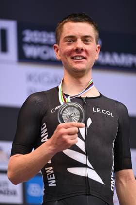 2025 UCI Road World Championships Picture by Chris Auld SWpix.com - 22 09 2025 - Cycling - 2025 UCI Road World Championships - BK Arena to Kigali Convention Centre, Kigali, Rwanda - Men Under-23 Individual Time Trial (ITT) Podium - Nate Pringle (New Zealand) receiving the Silver Medal Copyright: x xSWpix.comx(t axPhotographyxHubxLtd)xChrisxAuld SWpix.comx SWP-3030-5835