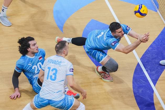 (250922) -- PASAY CITY, Sept. 22, 2025 -- Jan Kozamernik (R) of Slovenia competes during the round of 16 match between the United States and Slovenia at the FIVB Men s World Championship, WM, Weltmeisterschaft 2025 in Pasay City, the Philippines, Sept. 22, 2025. ) (SP)PHILIPPINES-PASAY CITY-VOLLEYBALL-FIVB MEN S WORLD CHAMPIONSHIP 2025-SLO VS USA ROUELLExUMALI 