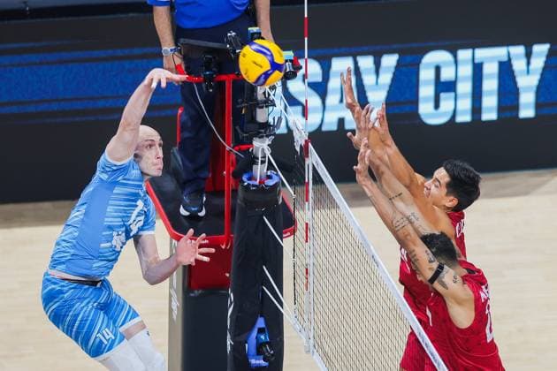 (250922) -- PASAY CITY, Sept. 22, 2025 -- Ziga Stern (L) of Slovenia spikes the ball during the round of 16 match between the United States and Slovenia at the FIVB Men s World Championship, WM, Weltmeisterschaft 2025 in Pasay City, the Philippines, Sept. 22, 2025. ) (SP)PHILIPPINES-PASAY CITY-VOLLEYBALL-FIVB MEN S WORLD CHAMPIONSHIP 2025-SLO VS USA ROUELLExUMALI 