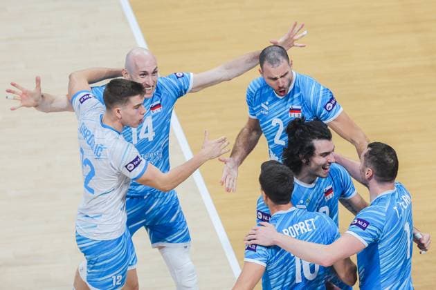 (250922) -- PASAY CITY, Sept. 22, 2025 -- Players of Slovenia celebrate after scoring a point during the round of 16 match between the United States and Slovenia at the FIVB Men s World Championship, WM, Weltmeisterschaft 2025 in Pasay City, the Philippines, Sept. 22, 2025. ) (SP)PHILIPPINES-PASAY CITY-VOLLEYBALL-FIVB MEN S WORLD CHAMPIONSHIP 2025-SLO VS USA ROUELLExUMALI 