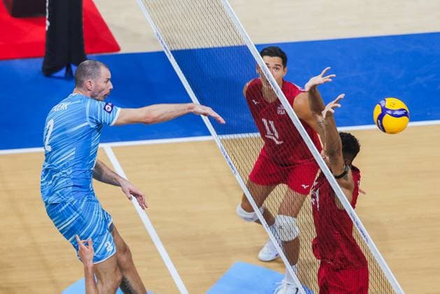 (250922) -- PASAY CITY, Sept. 22, 2025 -- Alen Pajenk (L) of Slovenia spikes the ball during the round of 16 match between the United States and Slovenia at the FIVB Men s World Championship, WM, Weltmeisterschaft 2025 in Pasay City, the Philippines, Sept. 22, 2025. ) (SP)PHILIPPINES-PASAY CITY-VOLLEYBALL-FIVB MEN S WORLD CHAMPIONSHIP 2025-SLO VS USA ROUELLExUMALI 