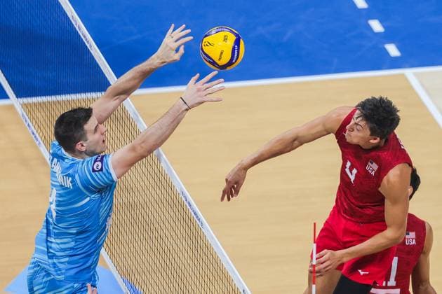 (250922) -- PASAY CITY, Sept. 22, 2025 -- Jeffrey Jendryk II (Front R) of the United States competes against Jan Kozamernik (L) of Slovenia during the round of 16 match between the United States and Slovenia at the FIVB Men s World Championship, WM, Weltmeisterschaft 2025 in Pasay City, the Philippines, Sept. 22, 2025. ) (SP)PHILIPPINES-PASAY CITY-VOLLEYBALL-FIVB MEN S WORLD CHAMPIONSHIP 2025-SLO VS USA ROUELLExUMALI 