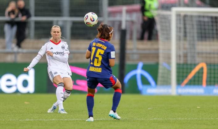 DEU, Frankfurt, Eintracht Frankfurt vs RB Leipzig, Google Pixel Frauen Bundesliga DFB, Saison 2526, Stadion am Bretanobad, 3 Spieltag, im Bild f l n r Amanda Ilestedt Eintracht Frankfurt 13 , Mai Kadowaki RB Leipzig 15 DFB DFL REGULATIONS PROHIBIT ANY USE OF PHOTOGRAPHS AS IMAGE SEQUENCES AND OR QUASI VIDEO, 22 09 2025, Copyright: HMBxMedia HendrikxHamelau