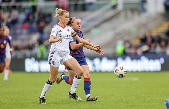 DEU, Frankfurt, Eintracht Frankfurt vs RB Leipzig, Google Pixel Frauen Bundesliga DFB, Saison 2526, Stadion am Bretanobad, 3 Spieltag, im Bild f l n r Laura Freigang Eintracht Frankfurt 10 , Annabel Schasching RB Leipzig 16 DFB DFL REGULATIONS PROHIBIT ANY USE OF PHOTOGRAPHS AS IMAGE SEQUENCES AND OR QUASI VIDEO, 22 09 2025, Copyright: HMBxMedia HendrikxHamelau