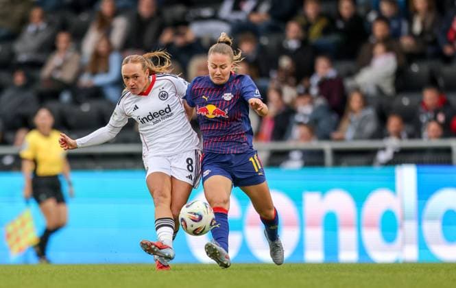 DEU, Frankfurt, Eintracht Frankfurt vs RB Leipzig, Google Pixel Frauen Bundesliga DFB, Saison 2526, Stadion am Bretanobad, 3 Spieltag, im Bild f l n r Lisanne Gräwe Eintracht Frankfurt 8 , Annabel Schasching RB Leipzig 16 DFB DFL REGULATIONS PROHIBIT ANY USE OF PHOTOGRAPHS AS IMAGE SEQUENCES AND OR QUASI VIDEO, 22 09 2025, Copyright: HMBxMedia HendrikxHamelau