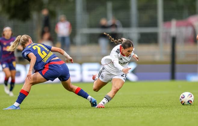 DEU, Frankfurt, Eintracht Frankfurt vs RB Leipzig, Google Pixel Frauen Bundesliga DFB, Saison 2526, Stadion am Bretanobad, 3 Spieltag, im Bild v r n l Erà leta Memeti Eintracht Frankfurt 27 , Julia Landenberger RB Leipzig 21 DFB DFL REGULATIONS PROHIBIT ANY USE OF PHOTOGRAPHS AS IMAGE SEQUENCES AND OR QUASI VIDEO, 22 09 2025, Copyright: HMBxMedia HendrikxHamelau