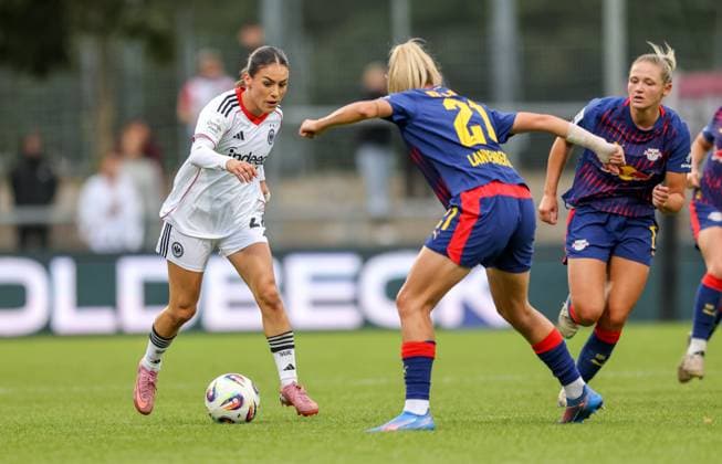 DEU, Frankfurt, Eintracht Frankfurt vs RB Leipzig, Google Pixel Frauen Bundesliga DFB, Saison 2526, Stadion am Bretanobad, 3 Spieltag, im Bild v l n r Erà leta Memeti Eintracht Frankfurt 27 , Julia Landenberger RB Leipzig 21 DFB DFL REGULATIONS PROHIBIT ANY USE OF PHOTOGRAPHS AS IMAGE SEQUENCES AND OR QUASI VIDEO, 22 09 2025, Copyright: HMBxMedia HendrikxHamelau