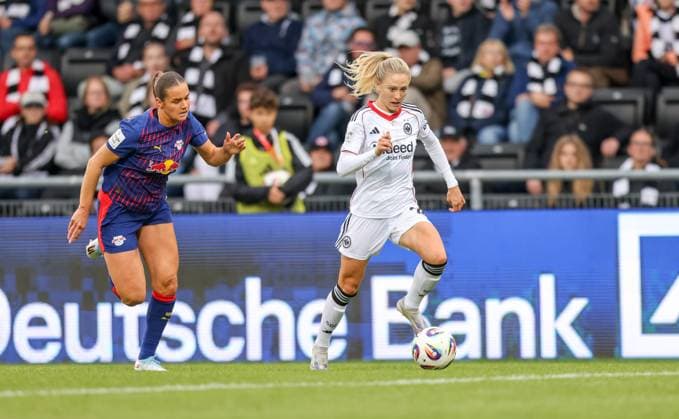 DEU, Frankfurt, Eintracht Frankfurt vs RB Leipzig, Google Pixel Frauen Bundesliga DFB, Saison 2526, Stadion am Bretanobad, 3 Spieltag, im Bild f l n r Andrea Norheim RB Leipzig 3 , Rebecka Blomqvist Eintracht Frankfurt 28 DFB DFL REGULATIONS PROHIBIT ANY USE OF PHOTOGRAPHS AS IMAGE SEQUENCES AND OR QUASI VIDEO, 22 09 2025, Copyright: HMBxMedia HendrikxHamelau