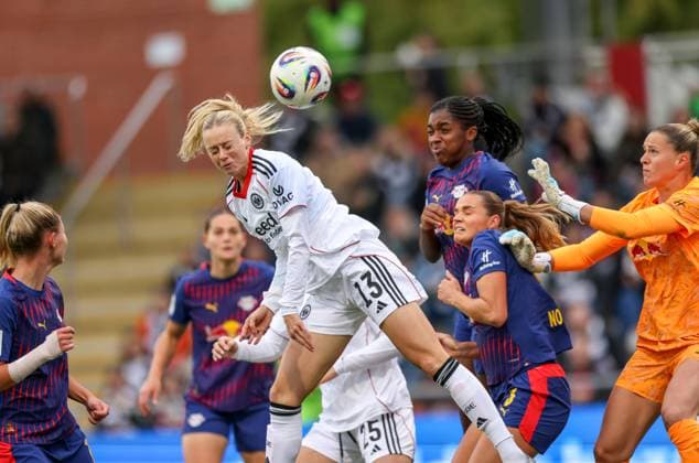 DEU, Frankfurt, Eintracht Frankfurt vs RB Leipzig, Google Pixel Frauen Bundesliga DFB, Saison 2526, Stadion am Bretanobad, 3 Spieltag, im Bild v l n r Kopfballchance für Amanda Ilestedt Eintracht Frankfurt 13 , Andrea Norheim RB Leipzig 3 DFB DFL REGULATIONS PROHIBIT ANY USE OF PHOTOGRAPHS AS IMAGE SEQUENCES AND OR QUASI VIDEO, 22 09 2025, Copyright: HMBxMedia HendrikxHamelau