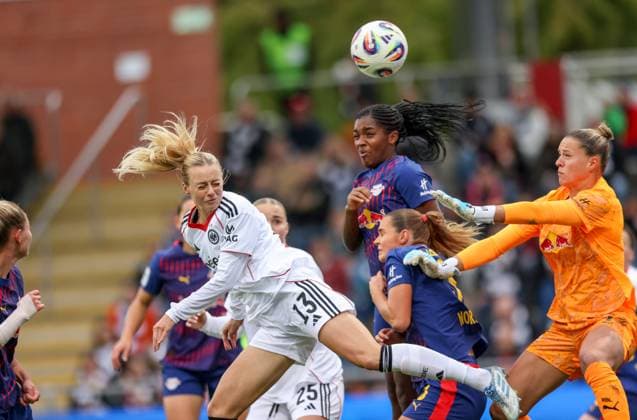DEU, Frankfurt, Eintracht Frankfurt vs RB Leipzig, Google Pixel Frauen Bundesliga DFB, Saison 2526, Stadion am Bretanobad, 3 Spieltag, im Bild v l n r Kopfballchance für Amanda Ilestedt Eintracht Frankfurt 13 , Andrea Norheim RB Leipzig 3 DFB DFL REGULATIONS PROHIBIT ANY USE OF PHOTOGRAPHS AS IMAGE SEQUENCES AND OR QUASI VIDEO, 22 09 2025, Copyright: HMBxMedia HendrikxHamelau
