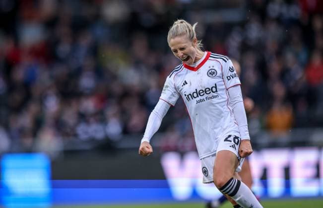 DEU, Frankfurt, Eintracht Frankfurt vs RB Leipzig, Google Pixel Frauen Bundesliga DFB, Saison 2526, Stadion am Bretanobad, 3 Spieltag, im Bild v l n r im Bild Rebecka Blomqvist Eintracht Frankfurt 28 scores the goal to 2 1, Jubel und Freude DFB DFL REGULATIONS PROHIBIT ANY USE OF PHOTOGRAPHS AS IMAGE SEQUENCES AND OR QUASI VIDEO, 22 09 2025, Copyright: HMBxMedia HendrikxHamelau