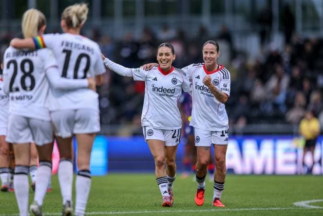 DEU, Frankfurt, Eintracht Frankfurt vs RB Leipzig, Google Pixel Frauen Bundesliga DFB, Saison 2526, Stadion am Bretanobad, 3 Spieltag, im Bild Rebecka Blomqvist Eintracht Frankfurt 28 scores the goal for 2 1, jubilation and joy, Laura Freigang Eintracht Frankfurt 10 , Erà leta Memeti Eintracht Frankfurt 27 , Gà raldine Reuteler Eintracht Frankfurt 14 DFB DFL REGULATIONS PROHIBIT ANY USE OF PHOTOGRAPHS AS IMAGE SEQUENCES AND OR QUASI VIDEO, 22 09 2025, Copyright: HMBxMedia HendrikxHamelau