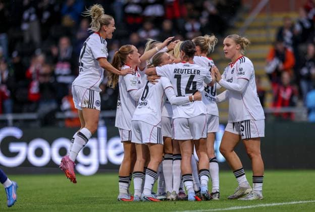 DEU, Frankfurt, Eintracht Frankfurt vs RB Leipzig, Google Pixel Frauen Bundesliga DFB, Saison 2526, Stadion am Bretanobad, 3 Spieltag, im Bild Amanda Ilestedt Eintracht Frankfurt 13 scores the goal for 3 1, jubilation and joy, Laura Freigang Eintracht Frankfurt 10 , Elisa Senß Eintracht Frankfurt 6 , Nadine Riesen Eintracht Frankfurt 22 DFB DFL REGULATIONS PROHIBIT ANY USE OF PHOTOGRAPHS AS IMAGE SEQUENCES AND OR QUASI VIDEO, 22 09 2025, Copyright: HMBxMedia HendrikxHamelau