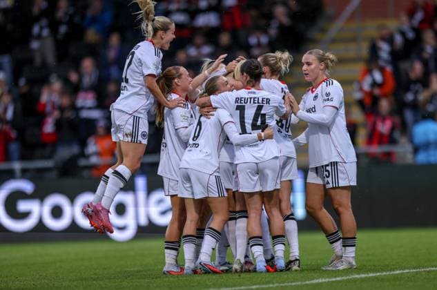 DEU, Frankfurt, Eintracht Frankfurt vs RB Leipzig, Google Pixel Frauen Bundesliga DFB, Saison 2526, Stadion am Bretanobad, 3 Spieltag, im Bild Amanda Ilestedt Eintracht Frankfurt 13 scores the goal for 3 1, jubilation and joy, Laura Freigang Eintracht Frankfurt 10 , Elisa Senß Eintracht Frankfurt 6 , Nadine Riesen Eintracht Frankfurt 22 DFB DFL REGULATIONS PROHIBIT ANY USE OF PHOTOGRAPHS AS IMAGE SEQUENCES AND OR QUASI VIDEO, 22 09 2025, Copyright: HMBxMedia HendrikxHamelau