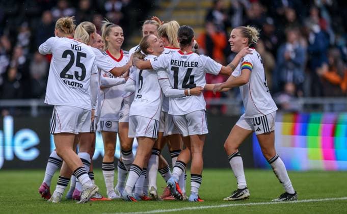 DEU, Frankfurt, Eintracht Frankfurt vs RB Leipzig, Google Pixel Frauen Bundesliga DFB, Saison 2526, Stadion am Bretanobad, 3 Spieltag, im Bild Amanda Ilestedt Eintracht Frankfurt 13 scores the goal for 3 1, Jubel und Freude, Laura Freigang Eintracht Frankfurt 10 , Elisa Senß Eintracht Frankfurt 6 , DFB DFL REGULATIONS PROHIBIT ANY USE OF PHOTOGRAPHS AS IMAGE SEQUENCES AND OR QUASI VIDEO, 22 09 2025, Copyright: HMBxMedia HendrikxHamelau