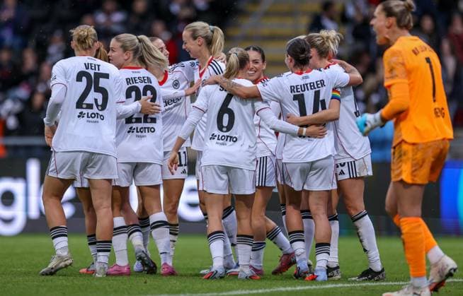 DEU, Frankfurt, Eintracht Frankfurt vs RB Leipzig, Google Pixel Frauen Bundesliga DFB, Saison 2526, Stadion am Bretanobad, 3 Spieltag, im Bild Amanda Ilestedt Eintracht Frankfurt 13 scores the goal for 3 1, Jubel und Freude, Laura Freigang Eintracht Frankfurt 10 , Elisa Senß Eintracht Frankfurt 6 , DFB DFL REGULATIONS PROHIBIT ANY USE OF PHOTOGRAPHS AS IMAGE SEQUENCES AND OR QUASI VIDEO, 22 09 2025, Copyright: HMBxMedia HendrikxHamelau