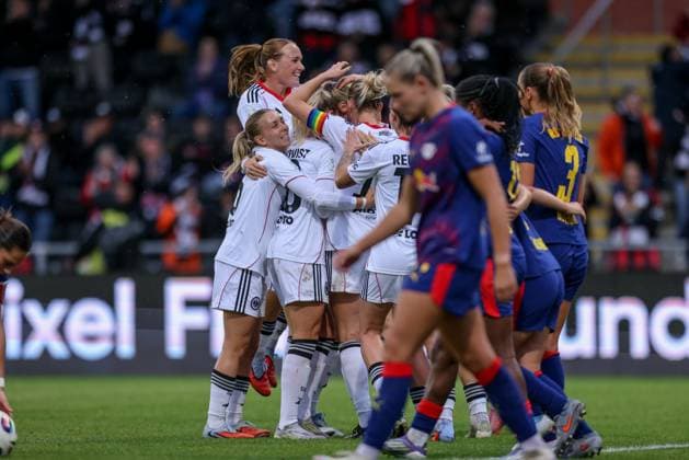 DEU, Frankfurt, Eintracht Frankfurt vs RB Leipzig, Google Pixel Frauen Bundesliga DFB, Saison 2526, Stadion am Bretanobad, 3 Spieltag, im Bild Amanda Ilestedt Eintracht Frankfurt 13 scores the goal for 3 1, jubilation and joy, Laura Freigang Eintracht Frankfurt 10 , Elisa Senß Eintracht Frankfurt 6 , Lisanne Gräwe Eintracht Frankfurt 8 DFB DFL REGULATIONS PROHIBIT ANY USE OF PHOTOGRAPHS AS IMAGE SEQUENCES AND OR QUASI VIDEO, 22 09 2025, Copyright: HMBxMedia HendrikxHamelau