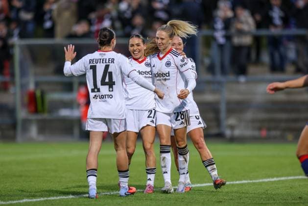 DEU, Frankfurt, Eintracht Frankfurt vs RB Leipzig, Google Pixel Frauen Bundesliga DFB, Saison 2526, Stadion am Bretanobad, 3 Spieltag, im Bild Rebecka Blomqvist Eintracht Frankfurt 28 scores the goal to make it 4 2, jubilation and joy, Gà raldine Reuteler Eintracht Frankfurt 14 , Erà leta Memeti Eintracht Frankfurt 27 , Lisanne Gräwe Eintracht Frankfurt 8 DFB DFL REGULATIONS PROHIBIT ANY USE OF PHOTOGRAPHS AS IMAGE SEQUENCES AND OR QUASI VIDEO, 22 09 2025, Copyright: HMBxMedia HendrikxHamelau