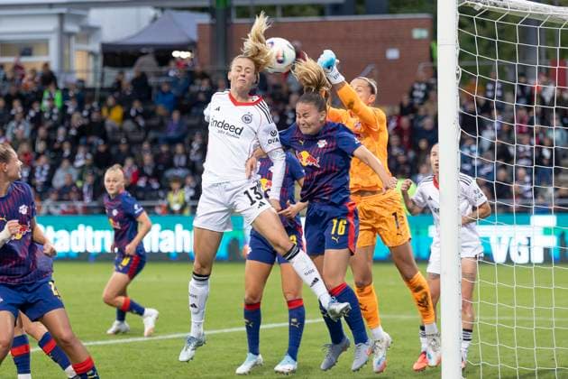 Google Pixel Womens Bundesliga Eintracht Frankfurt RB Leipzig, 22 09 2025 Amanda Ilestedt Eintracht Frankfurt 13 on header Annabel Schasching RB Leipzig 16 Elvira Herzog RB Leipzig 1 , Eintracht Frankfurt RB Leipzig, Frankfurt, Stadion am Brentanobad, 22 9 2025 Copyright: xBEAUTIFULxSPORTS Gawlikx