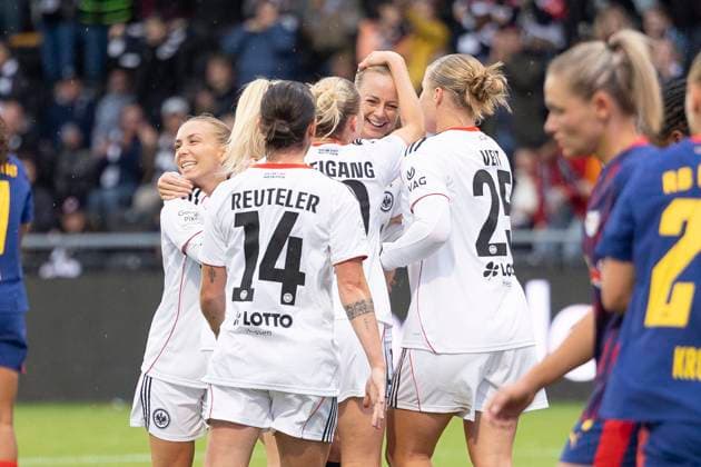 Google Pixel Womens Bundesliga Eintracht Frankfurt RB Leipzig, 22 09 2025 Amanda Ilestedt Eintracht Frankfurt 13 celebrates her goal for 3 1 and is celebrated by Laura Freigang Eintracht Frankfurt 10 Elisa Senß Senss Eintracht Frankfurt 6 Geraldine Reuteler Eintracht Frankfurt 14 Jella Veit Eintracht Frankfurt 25, Eintracht Frankfurt RB Leipzig, Frankfurt, Stadion am Brentanobad, 22 9 2025 Copyright: xBEAUTIFULxSPORTS Gawlikx