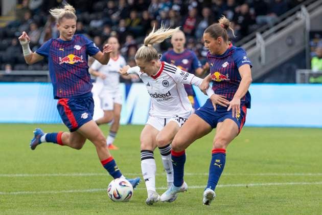 Google Pixel Womens Bundesliga Eintracht Frankfurt RB Leipzig, 22 09 2025 Rebecka Blomqvist Eintracht Frankfurt 28 in duel, Eintracht Frankfurt RB Leipzig, Frankfurt, Stadion am Brentanobad, 22 9 2025 Copyright: xBEAUTIFULxSPORTS Gawlikx