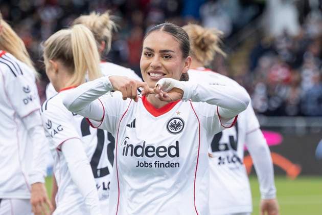 Google Pixel Womens Bundesliga Eintracht Frankfurt RB Leipzig, 22 09 2025 Ereleta Memeti Eintracht Frankfurt 27 celebrates her goal with a hand sign, Eintracht Frankfurt RB Leipzig, Frankfurt, Stadion am Brentanobad, 22 9 2025 Copyright: xBEAUTIFULxSPORTS Gawlikx
