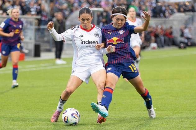 Google Pixel Womens Bundesliga Eintracht Frankfurt RB Leipzig, 22 09 2025 Ereleta Memeti Eintracht Frankfurt 27 in duel for the ball with Mai Kadowaki RB Leipzig 15 , Eintracht Frankfurt RB Leipzig, Frankfurt, Stadion am Brentanobad, 22 9 2025 Copyright: xBEAUTIFULxSPORTS Gawlikx