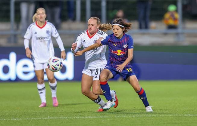 DEU, Frankfurt, Eintracht Frankfurt vs RB Leipzig, Google Pixel Frauen Bundesliga DFB, Saison 2526, Stadion am Bretanobad, 3 Spieltag, im Bild f l n r Lisanne Gräwe Eintracht Frankfurt 8 , Mai Kadowaki RB Leipzig 15 , Zweikampf DFB DFL REGULATIONS PROHIBIT ANY USE OF PHOTOGRAPHS AS IMAGE SEQUENCES AND OR QUASI VIDEO, 22 09 2025, Copyright: HMBxMedia HendrikxHamelau