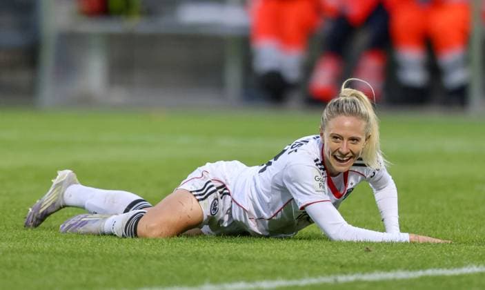 DEU, Frankfurt, Eintracht Frankfurt vs RB Leipzig, Google Pixel Frauen Bundesliga DFB, Saison 2526, Stadion am Bretanobad, 3 Spieltag, im Bild hat gut Lachen nach zwei Toren Rebecka Blomqvist Eintracht Frankfurt 28 DFB DFL REGULATIONS PROHIBIT ANY USE OF PHOTOGRAPHS AS IMAGE SEQUENCES AND OR QUASI VIDEO, 22 09 2025, Copyright: HMBxMedia HendrikxHamelau