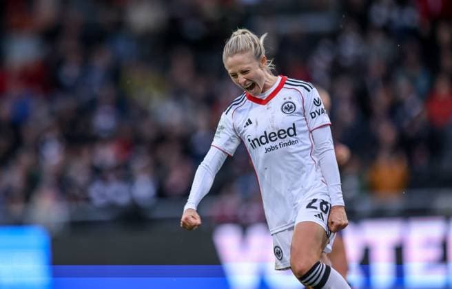 DEU, Frankfurt, Eintracht Frankfurt vs RB Leipzig, Google Pixel Frauen Bundesliga DFB, Saison 2526, Stadion am Bretanobad, 3 Spieltag, im Bild v l n r im Bild Rebecka Blomqvist Eintracht Frankfurt 28 scores the goal to 2 1, Jubel und Freude DFB DFL REGULATIONS PROHIBIT ANY USE OF PHOTOGRAPHS AS IMAGE SEQUENCES AND OR QUASI VIDEO, 22 09 2025, Copyright: HMBxMedia HendrikxHamelau