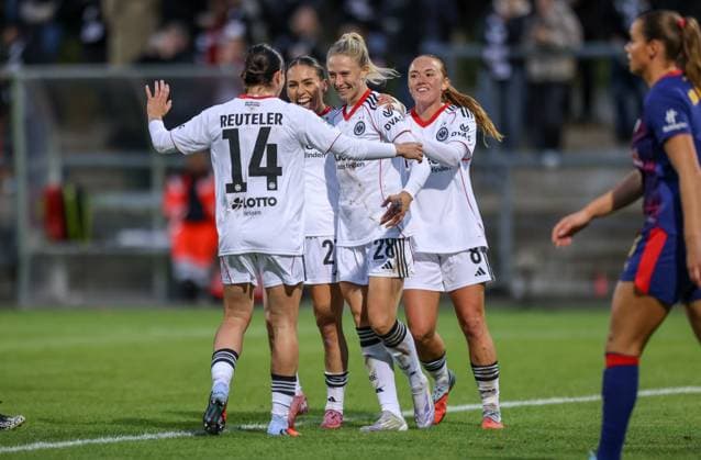 DEU, Frankfurt, Eintracht Frankfurt vs RB Leipzig, Google Pixel Frauen Bundesliga DFB, Saison 2526, Stadion am Bretanobad, 3 Spieltag, im Bild Rebecka Blomqvist Eintracht Frankfurt 28 scores the goal to make it 4 2, jubilation and joy, Gà raldine Reuteler Eintracht Frankfurt 14 , Erà leta Memeti Eintracht Frankfurt 27 , Lisanne Gräwe Eintracht Frankfurt 8 DFB DFL REGULATIONS PROHIBIT ANY USE OF PHOTOGRAPHS AS IMAGE SEQUENCES AND OR QUASI VIDEO, 22 09 2025, Copyright: HMBxMedia HendrikxHamelau
