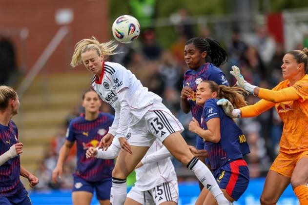 DEU, Frankfurt, Eintracht Frankfurt vs RB Leipzig, Google Pixel Frauen Bundesliga DFB, Saison 2526, Stadion am Bretanobad, 3 Spieltag, im Bild v l n r Kopfballchance für Amanda Ilestedt Eintracht Frankfurt 13 , Andrea Norheim RB Leipzig 3 DFB DFL REGULATIONS PROHIBIT ANY USE OF PHOTOGRAPHS AS IMAGE SEQUENCES AND OR QUASI VIDEO, 22 09 2025, Copyright: HMBxMedia HendrikxHamelau