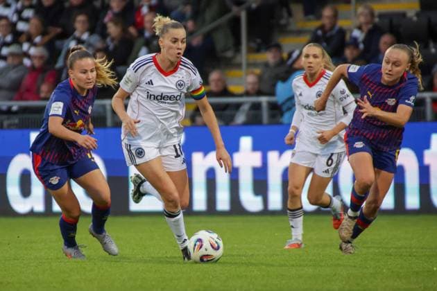 22 09 2025, xgrfx, Soccer Google Pixel Women Bundesliga, Eintracht Frankfurt RB Leipzig v l Annabel Schaching RB Leipzig , Laura Freigang Eintracht Frankfurt DFL DFB REGULATIONS PROHIBIT ANY USE OF PHOTOGRAPHS as IMAGE SEQUENCES and or QUASI VIDEO Frankfurt am Main