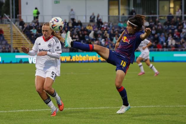 22 09 2025, xgrfx, Soccer Google Pixel Women Bundesliga, Eintracht Frankfurt RB Leipzig v l Lisanne Gräwe Eintracht Frankfurt , Mai Kadowaki RB Leipzig DFL DFB REGULATIONS PROHIBIT ANY USE OF PHOTOGRAPHS as IMAGE SEQUENCES and or QUASI VIDEO Frankfurt am Main