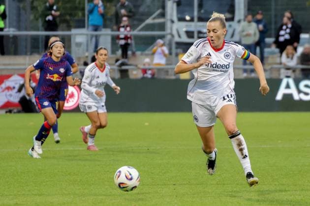 22 09 2025, xgrfx, Fußball Google Pixel Frauen Bundesliga, Eintracht Frankfurt RB Leipzig v l Laura Freigang Eintracht Frankfurt DFL DFB REGULATIONS PROHIBIT ANY USE OF PHOTOGRAPHS as IMAGE SEQUENCES and or QUASI VIDEO Frankfurt am Main