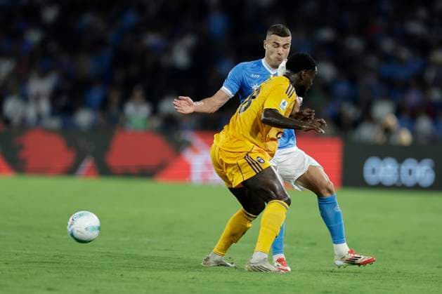Napoli™s Alessandro Buongiorno challenges for the ball with Pisa™s M Bala Nzola during the Serie A soccer match between Napoli and Pisa at the Diego Armando Maradona Stadium in Naples, southern italy - Monday , September 22 , 2025. - Soccer .  Copyright: xAlessandroxGarofalo LaPressex
