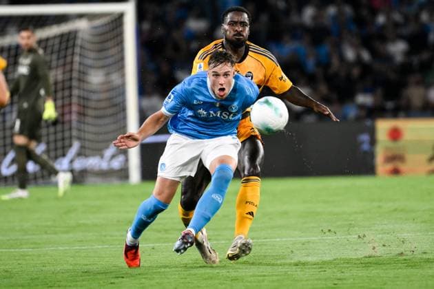M Bala Nzola of Pisa Sporting Club 1909 and Sam Beukema of SSC Napoli during the Serie A 2025 2026 football match between SSC Napoli and Pisa SC 1909 at Diego Armando Maradona stadium in Naples (Italy), September 22, 2025. andreaxstaccioli