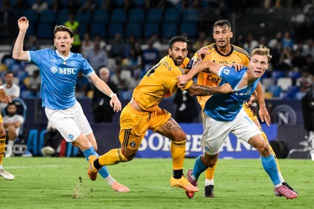 Scott McTominay of SSC Napoli, Antonio Caracciolo of Pisa Sporting Club 1909, Rasmus Hojlund of SSC Napoli and Simone Canestrelli of Pisa Sporting Club 1909 during the Serie A 2025 2026 football match between SSC Napoli and Pisa SC 1909 at Diego Armando Maradona stadium in Naples (Italy), September 22, 2025. andreaxstaccioli