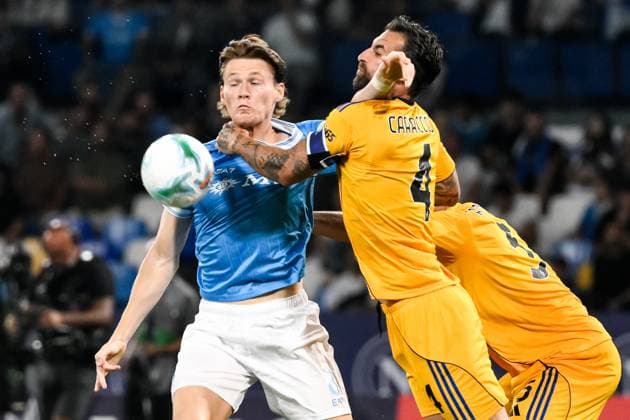Scott McTominay of SSC Napoli and Antonio Caracciolo of Pisa Sporting Club 1909 during the Serie A 2025 2026 football match between SSC Napoli and Pisa SC 1909 at Diego Armando Maradona stadium in Naples (Italy), September 22, 2025. andreaxstaccioli