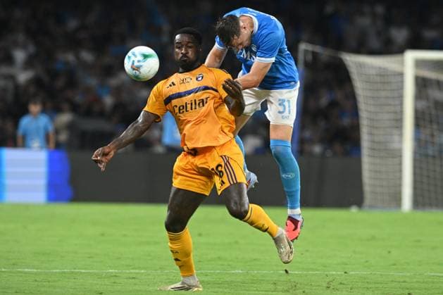 M Bala Nzola of Pisa SC 1990 competes for the ball with Sam Beukema of SSC Napoli during the Seie A Enelive match between SSC Napoli vs Pisa FC 1909 at Diego Armndo Maradona Stadium  Copyright: xDaniloxGemito IPAxSportx xipa-agency.netx xx IPA_65548908 IPA_Agency_IPA65548908