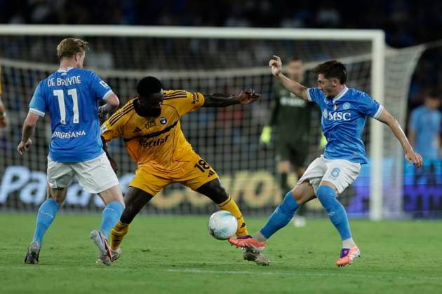 Pisa™s Malthe Hojholt challenges for the ball with Napoli s Kevin De Bruyne (L) and Napoli™s Billy Gilmour (R) during the Serie A soccer match between Napoli and Pisa at the Diego Armando Maradona Stadium in Naples, southern italy - Monday , September 22 , 2025. - Soccer .  Copyright: xAlessandroxGarofalo LaPressex
