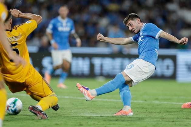 Napoli™s Billy Gilmour scores against pisa during the Serie A soccer match between Napoli and Pisa at the Diego Armando Maradona Stadium in Naples, southern italy - Monday , September 22 , 2025. - Soccer .  Copyright: xAlessandroxGarofalo LaPressex