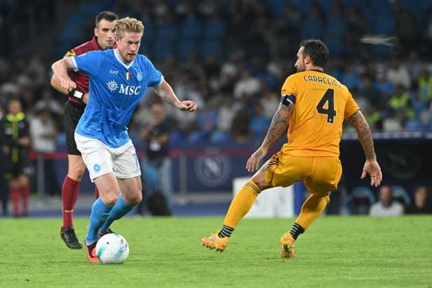 Kevin De Bruyne of SSC Napoli competes for the ball with Antonio Caracciolo of Pisa SC 1990 during the Seie A Enelive match between SSC Napoli vs Pisa FC 1909 at Diego Armndo Maradona Stadium  Copyright: xDaniloxGemito IPAxSportx xipa-agency.netx xx IPA_65548947 IPA_Agency_IPA65548947