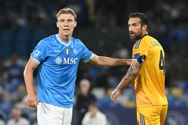 CALCIO - Serie A - SSC Napoli vs Pisa SC Sam Beukema of SSC Napoli and Antonio Caracciolo of Pisa SC 1990 during the Seie A Enelive match between SSC Napoli vs Pisa FC 1909 at Diego Armndo Maradona Stadium Naples Italy  Copyright: xIPAxSport ABACAx