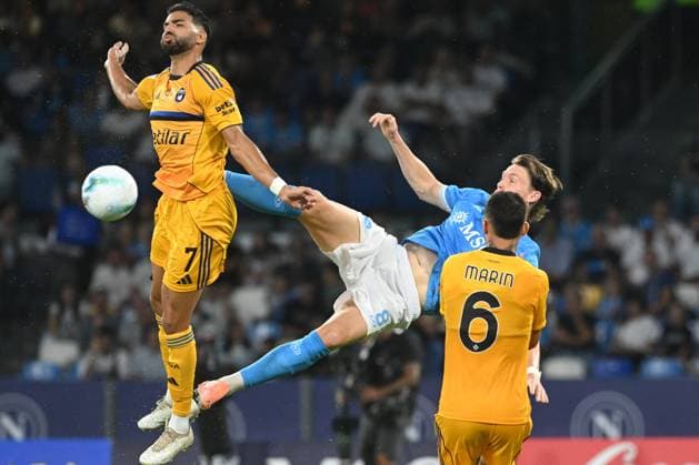 CALCIO - Serie A - SSC Napoli vs Pisa SC Scott McTominay of SSC Napoli competes for the ball with Mehdi Leris of Pisa SC 1990 during the Seie A Enelive match between SSC Napoli vs Pisa FC 1909 at Diego Armndo Maradona Stadium Naples Italy  Copyright: xIPAxSport ABACAx