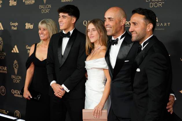 69th Ballon D Or Photocall At Theatre Du Chatelet In Paris PARIS, FRANCE - SEPTEMBER 22: Pau Cubarsi of Barcelona and Spain with his family attends the 69th Ballon D Or Photocall at Theatre Du Chatelet on September 22, 2025 in Paris, France. Paris France  Copyright: xJosexBretonx originalFilename:bretonhernandez-69thball250922_npJNO.jpg