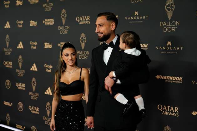 69th Ballon D Or Photocall At Theatre Du Chatelet In Paris PARIS, FRANCE - SEPTEMBER 22: Gianluigi Donnarumma of Italy and Paris Saint-Germain with his family attends the 69th Ballon D Or Photocall at Theatre Du Chatelet on September 22, 2025 in Paris, France. Paris France  Copyright: xJosexBretonx originalFilename:bretonhernandez-69thball250922_npt8g.jpg