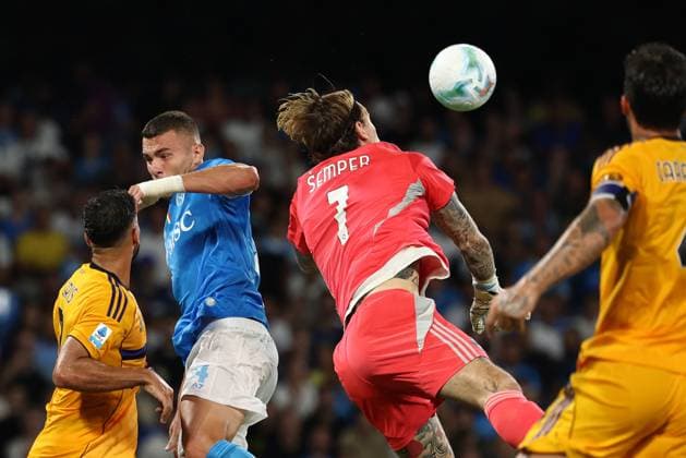 Alessandro Buongiorno of SSC Napoli and Adrian Semper of Pisa Sporting Club compete for the ball during the Serie A 2025 2026 football match between SSC Napoli and Pisa Sporting Club at Diego Armando Maradona stadium in Naples (Italy), September 22nd, 2025. CesarexPurini