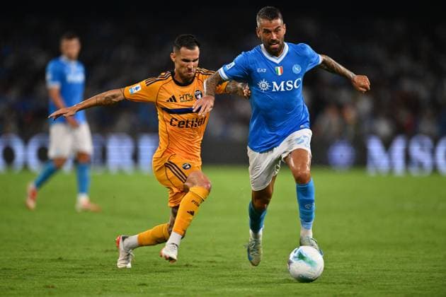 CALCIO - Serie A - SSC Napoli vs Pisa SC Marius Marin of A.C. Pisa 1909 and Leonardo Spinazzola of S.S.C. Napoli are in action during the 4th day of the Serie A Championship between S.S.C. Napoli and A.C. Pisa 1909 at the Diego Armando Maradona Stadium on September 22, 2025 in Naples, Italy. Naples Italy  Copyright: xIPAxSport ABACAx
